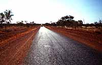 Einspurige Strae zwischen Mt. Isa und Stuart Highway
