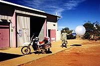 Rainer beim Starten einesd Wetterbalogs , Giles Meteorological Stn., WA